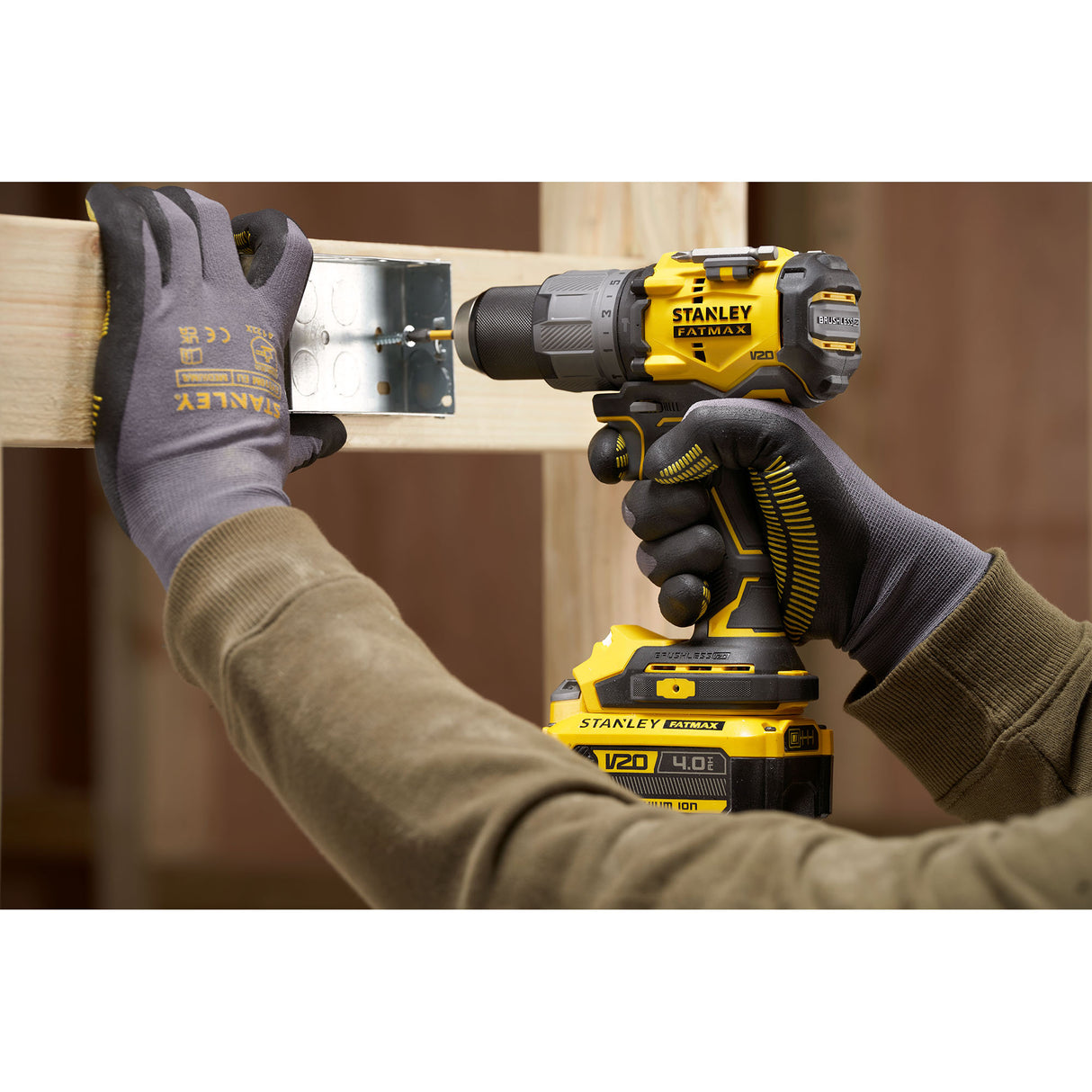 Perceuse-visseuse jaune Stanley Fatmax en action sur bois, couleur noir et jaune.