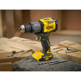 Perceuse-visseuse Stanley Fatmax, outil électroportatif jaune et noir, sur établi.