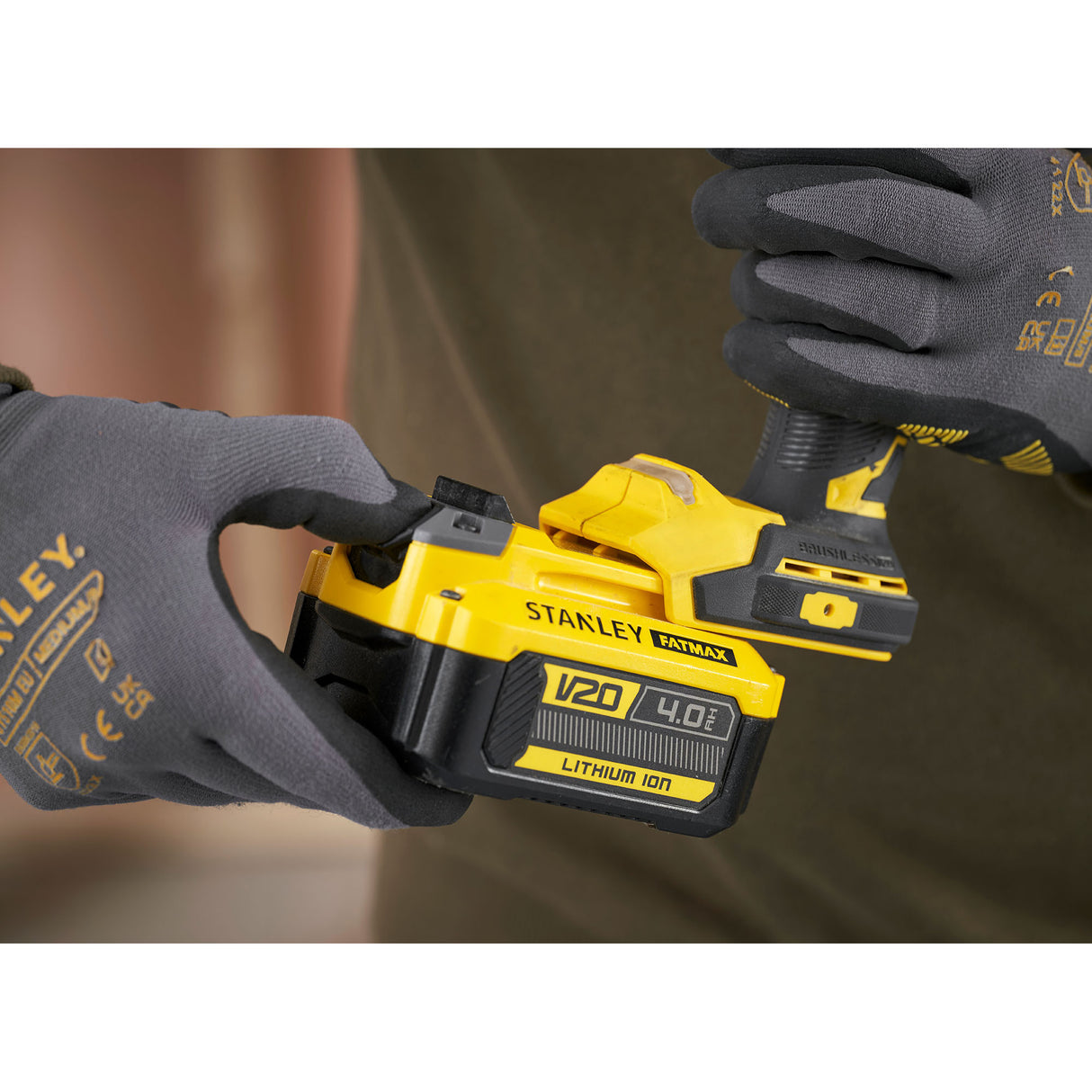 Perceuse sans fil Stanley Fatmax V20, jaune et noire, batterie lithium-ion.