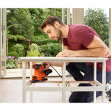 Ponceuse électrique Black+Decker, outillage orange utilisé sur meuble blanc