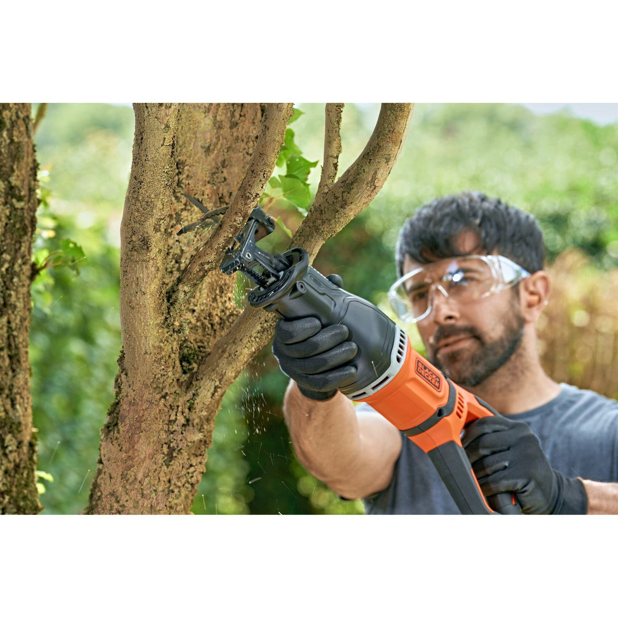 Scie sabre Black+Decker orange, outil électroportatif pour bois, coupe d'arbre
