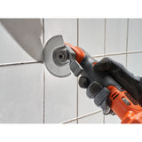 Meuleuse orange Fein, outil électrique de découpe, utilisée sur carrelage mural blanc.