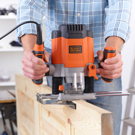 Défonceuse Black+Decker, outil électroportatif orange et noir, pour le bois