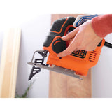 Scie sauteuse Black & Decker orange, outillage électroportatif, utilisée à la main