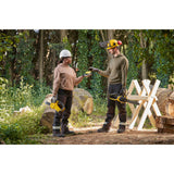 Deux personnes utilisant une tronçonneuse jaune DeWalt en forêt, outil électroportatif.