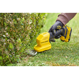 Taille-haie sans fil Stanley, jaune, utilisé pour tailler une haie dans un jardin