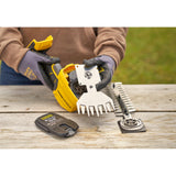 Taille-haies jaune Stanley, outil de jardinage, lame en métal, sur une table en bois
