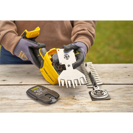 Taille-haies jaune Stanley, outil de jardinage, lame en métal, sur une table en bois