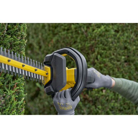 Taille-haie Stanley jaune et noir, outil électrique pour jardinage en action
