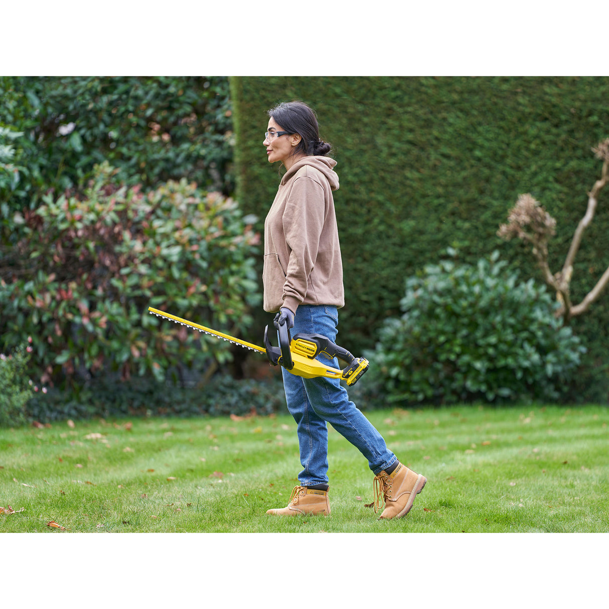 Taille-haie jaune Stanley, outil de jardinage électrique, utilisé en extérieur
