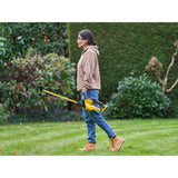 Taille-haie jaune Stanley, outil de jardinage électrique, utilisé en extérieur