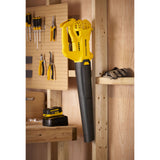 Souffleur Stanley, outil sans fil jaune et noir suspendu dans un atelier en bois