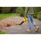 Souffleur de feuilles Kärcher jaune utilisé pour nettoyer des feuilles sur une terrasse