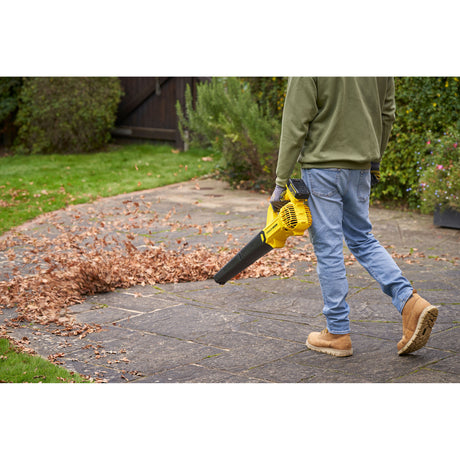 Souffleur de feuilles Kärcher jaune utilisé pour nettoyer des feuilles sur une terrasse