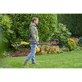 Homme portant une tronçonneuse élagueuse jaune Stanley, outil de jardinage électrique.