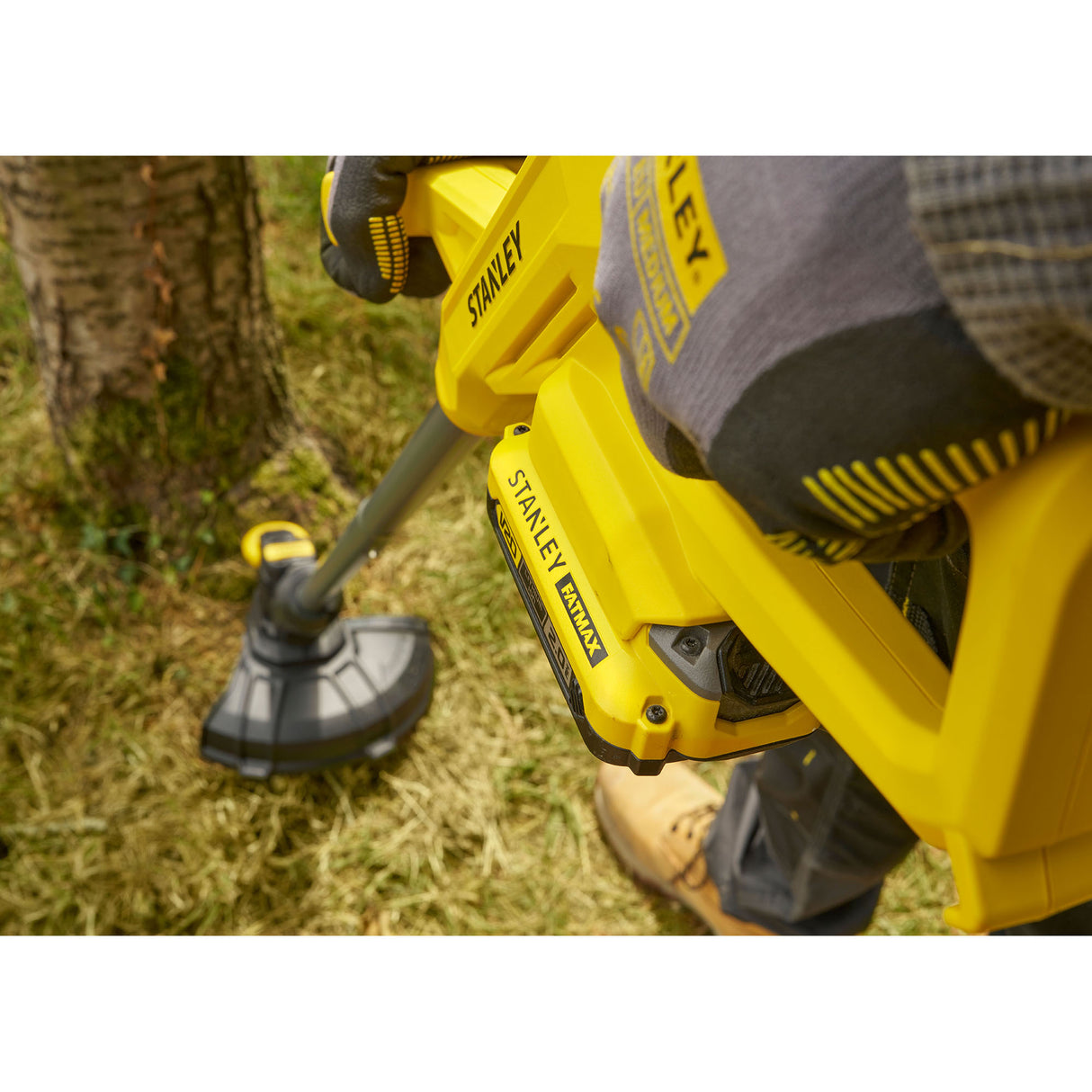 Coupe-bordures Stanley jaune utilisé en extérieur, outil électroportatif de jardinage