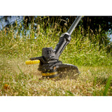 Débroussailleuse Stanley, outil de jardinage noir et jaune, en action dans l'herbe.