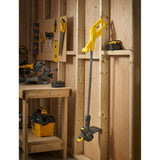 Coupe-bordures jaune Stanley, outil de jardin, couleur jaune et noir, dans un atelier bois.