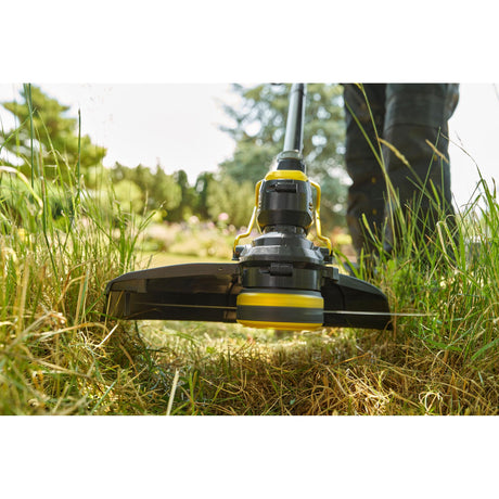 Coupe-bordure Karcher noir et jaune, outil de jardinage en action sur gazon.