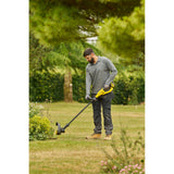 Coupe-bordure jaune Dewalt utilisé en extérieur, outil de jardinage électroportatif.