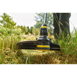 Taille-bordures jaune et noir de la marque Stanley en action dans un jardin