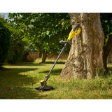 Coupe-bordure jaune Stanley, outil de jardinage électrique posé contre un arbre