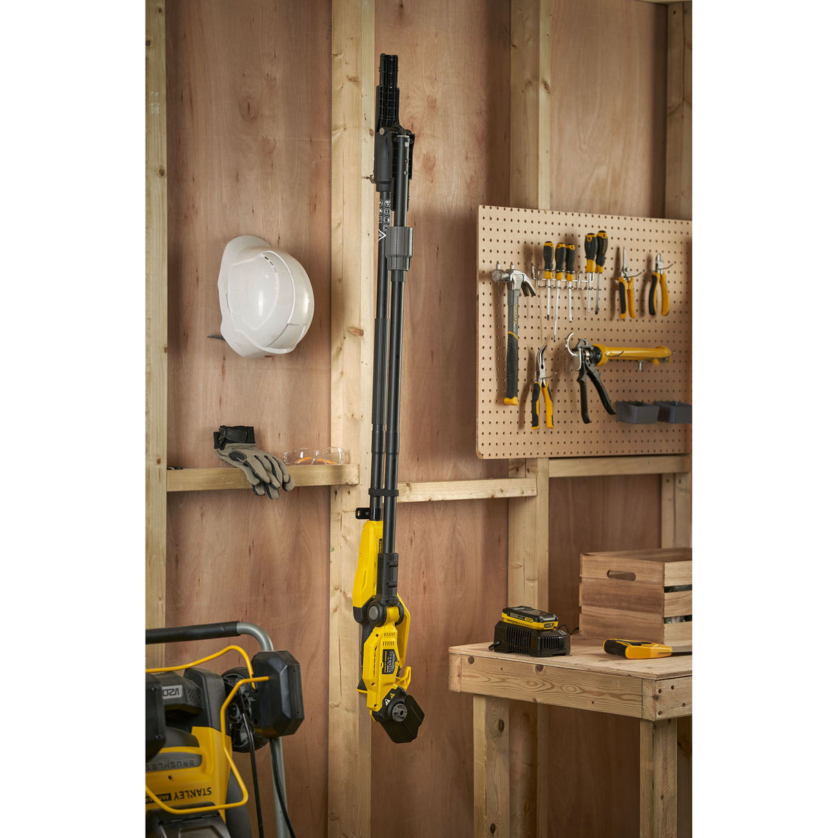 Outil multifonction Stanley, outil électrique jaune et noir suspendu dans un atelier