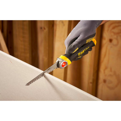 Scie à main Stanley FatMax, outil noir et jaune, utilisée pour découper du plâtre.