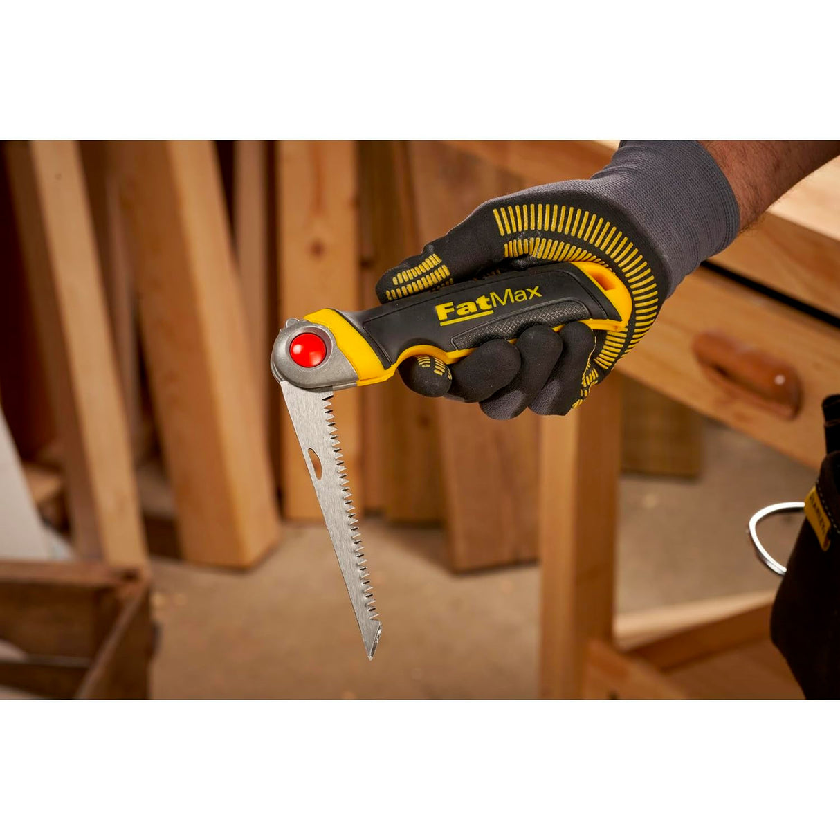 Scie pliante Stanley FatMax, outillage main, couleur jaune et noir, en situation d'utilisation