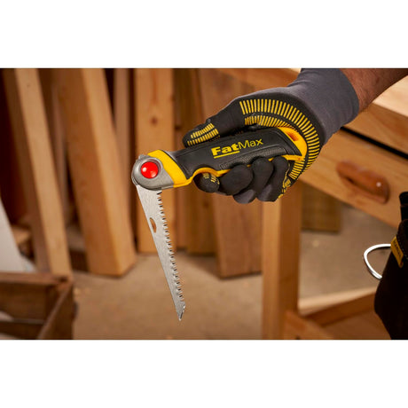 Scie pliante Stanley FatMax, outillage main, couleur jaune et noir, en situation d'utilisation