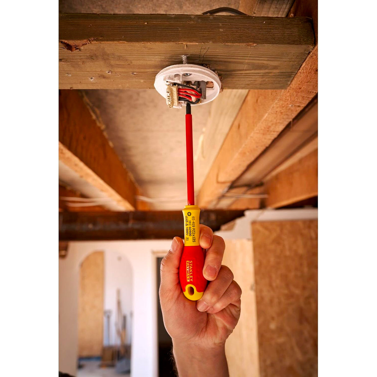 Tournevis isolé Stanley, tournevis d’électricien jaune et rouge, utilisé pour câblage