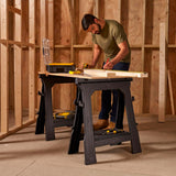 Tréteau Stanley, support d’atelier noir, utilisé pour découper du bois.