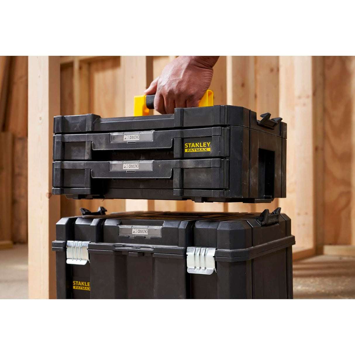 Boîte à outils Stanley Fatmax noire avec poignée jaune, type coffret de rangement