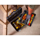 Boîte à outils Stanley noire avec outils jaunes et rouges, marque visible sur le couvercle.