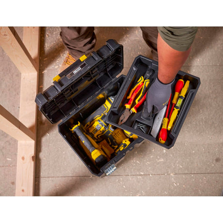 Boîte à outils Stanley noire avec outils jaunes et rouges, marque visible sur le couvercle.
