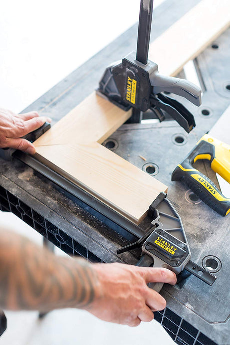 Serre-joint Stanley FatMax, outil de serrage noir et jaune, utilisé pour bois