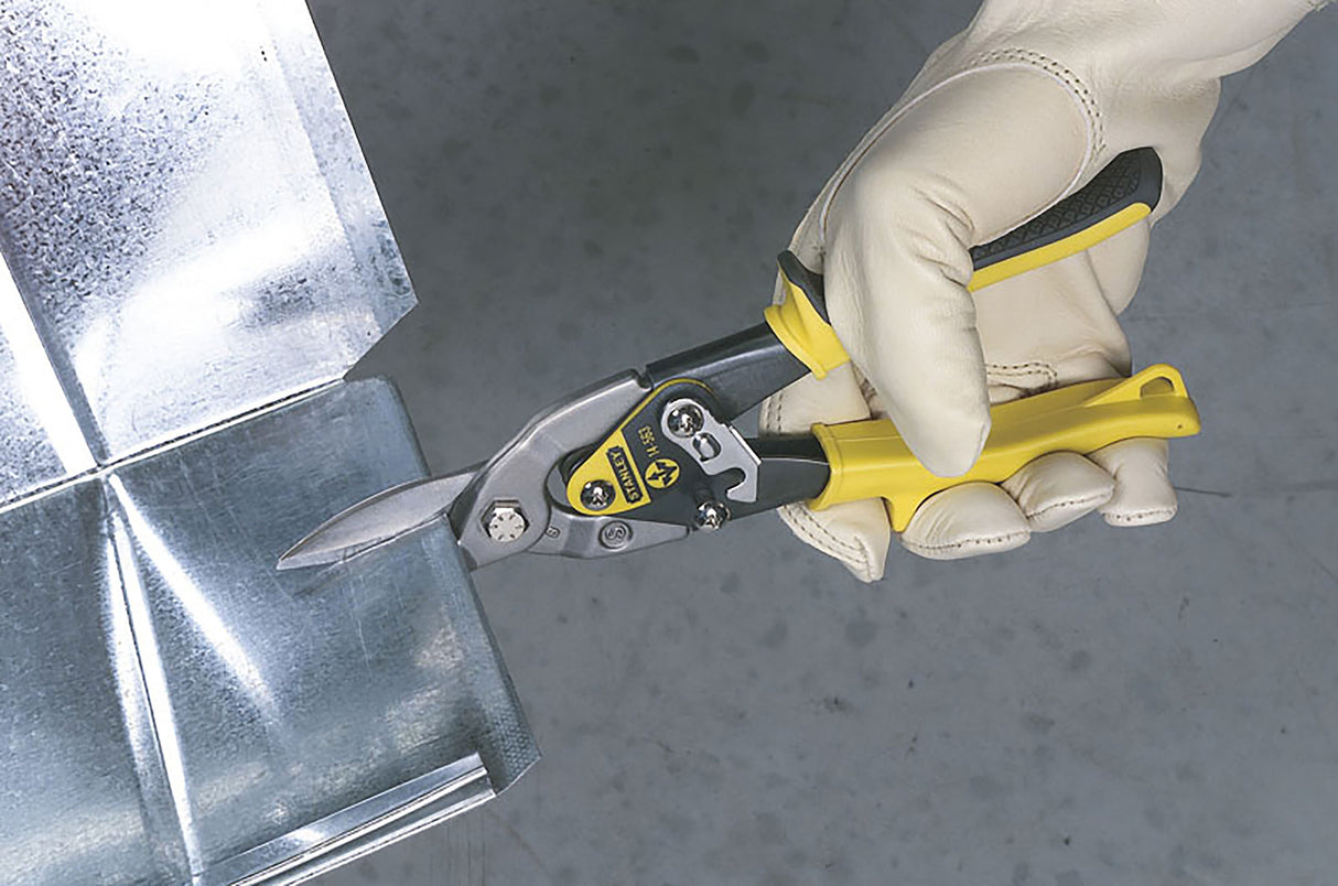 Cisailles Stanley, outil de coupe jaune et noir, utilisées pour couper une tôle métallique.