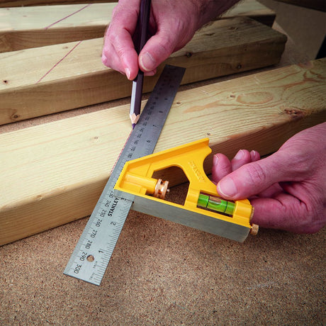 Équerre Stanley, outil de mesure jaune pour le traçage sur bois, outillage de précision.