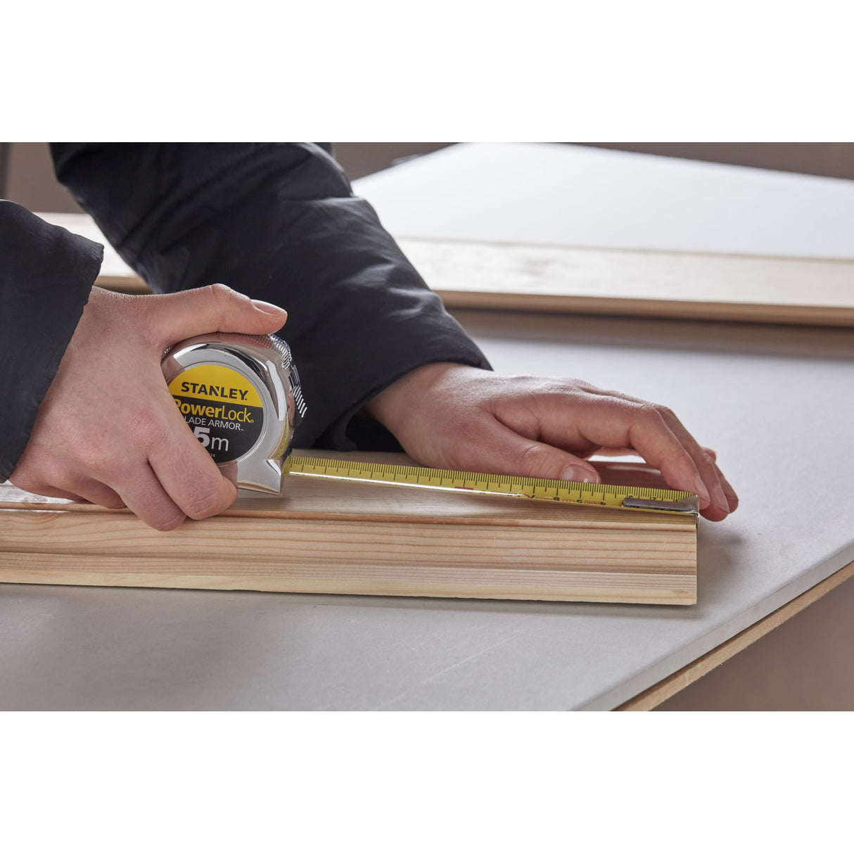 Mètre ruban Stanley PowerLock argent jaune, outil de mesure, utilisé sur bois clair