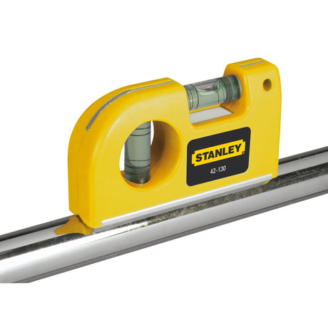 Niveau à bulle jaune Stanley, outil de mesure pour plomberie et bricolage.