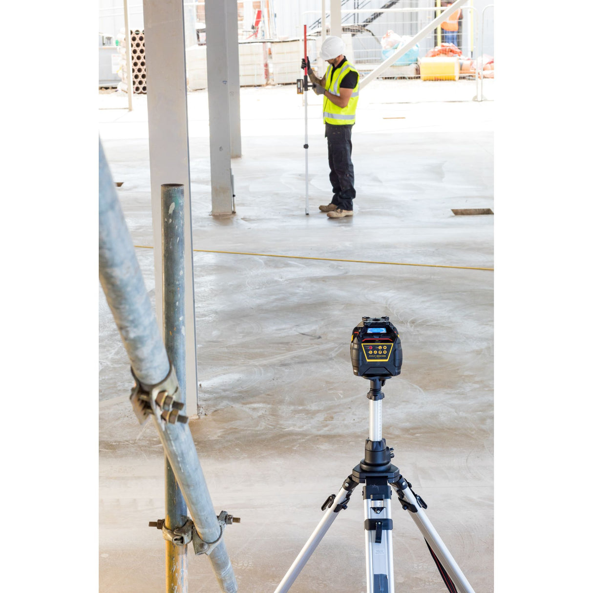 Niveau laser Stanley, outil de mesure jaune et noir, utilisé sur chantier