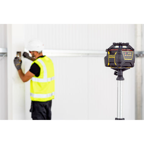 Niveau laser rotatif Stanley noir et jaune utilisé sur un chantier de construction