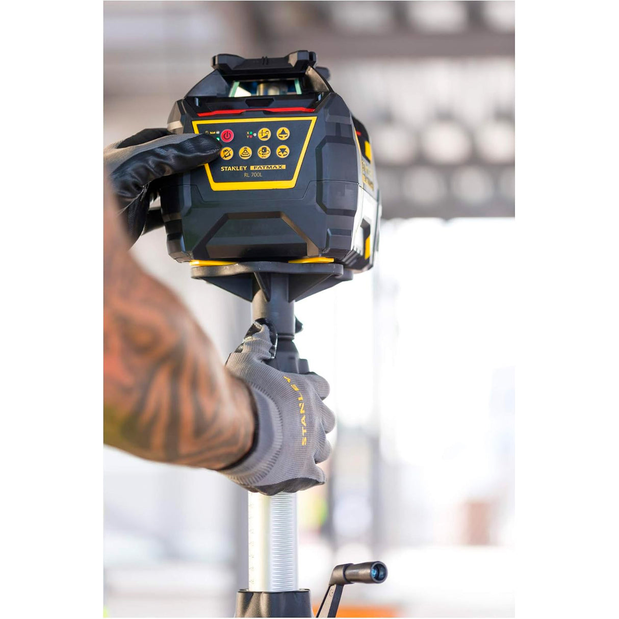 Niveau laser rotatif Stanley FATMAX RL700L, couleur noire et jaune, utilisé sur chantier.