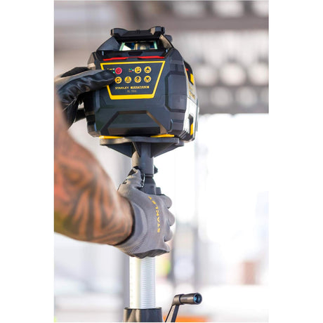 Niveau laser rotatif Stanley FATMAX RL700L, couleur noire et jaune, utilisé sur chantier.