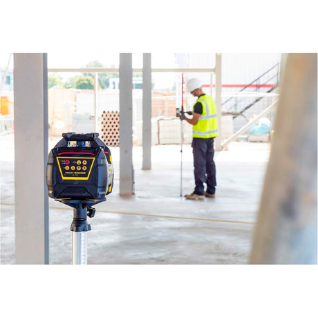 Niveau laser rotatif Stanley noir et jaune, outil de mesure pour chantier de construction