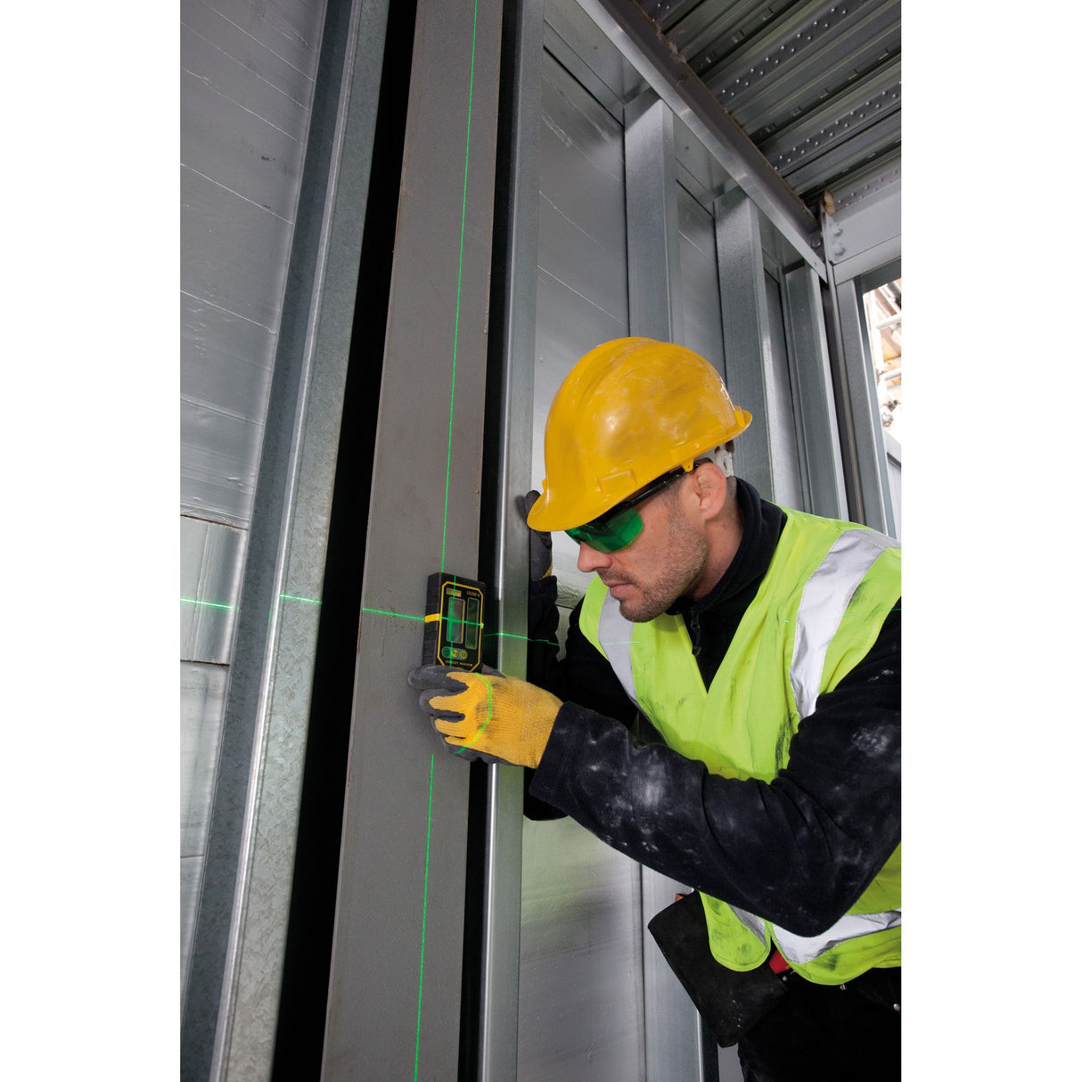 Niveau laser Stanley, outil de mesure, couleur noir et jaune, utilisé sur chantier