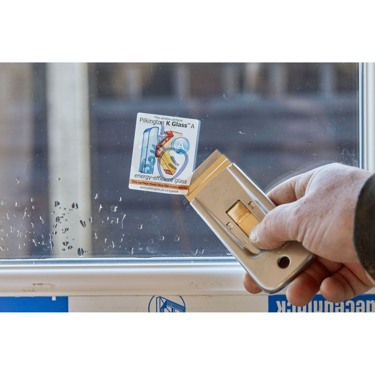 Grattoir métallique Silverline, outil à lame dorée, pour vitres, couleur argenté.