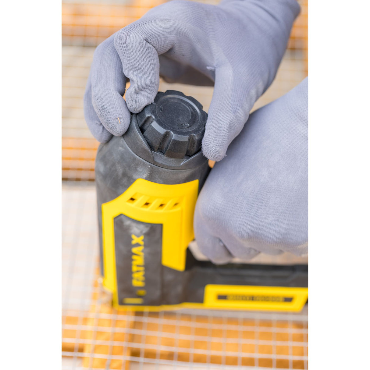 Agrafeuse électrique STANLEY FATMAX jaune et noire en usage, outil d’assemblage