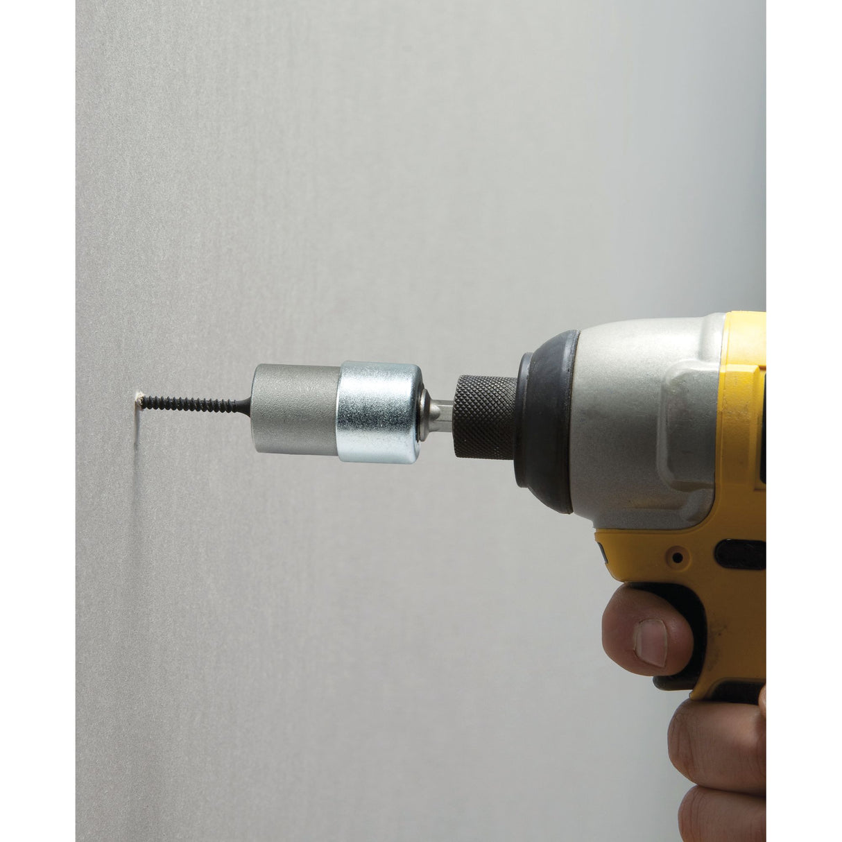 Embout de vissage Facom, outillage gris métallique, utilisé avec une visseuse jaune