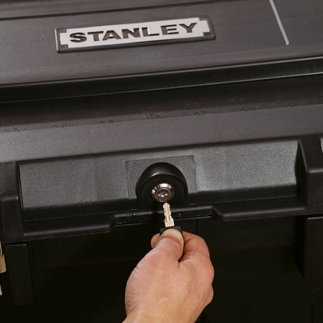 Coffre à outils Stanley noir, serrure avec clé, marque visible